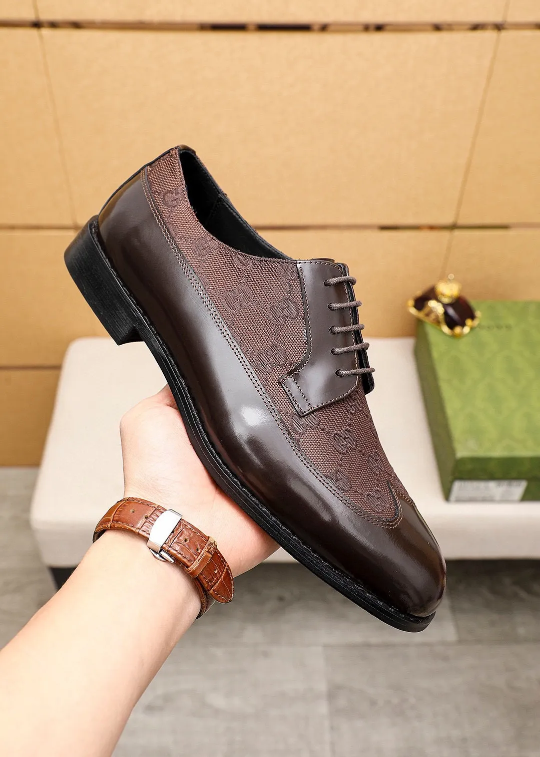 Men's shoes 💰460 💐 Product trademark: GUCCI "Gucci" business leather shoes Regular size: 38-44 (45🉑️customized) Product materials: Selected imported first-layer open-edge beaded cowhide leather upper, imported water-dyed cowhide leather lining. Strong three-dimensional visual effect, combined outsole Color: 2⃣️colors available